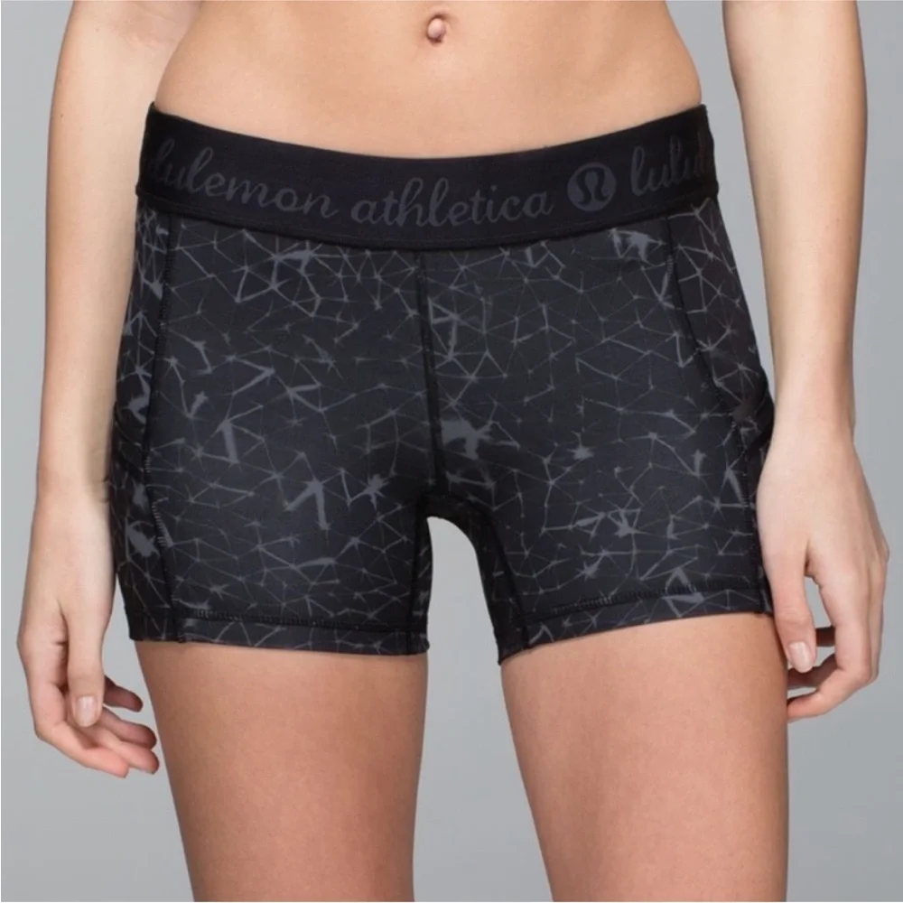 Lululemon athletica ~What The Sport / 4”Short Full   Size 2 Sashiko Print